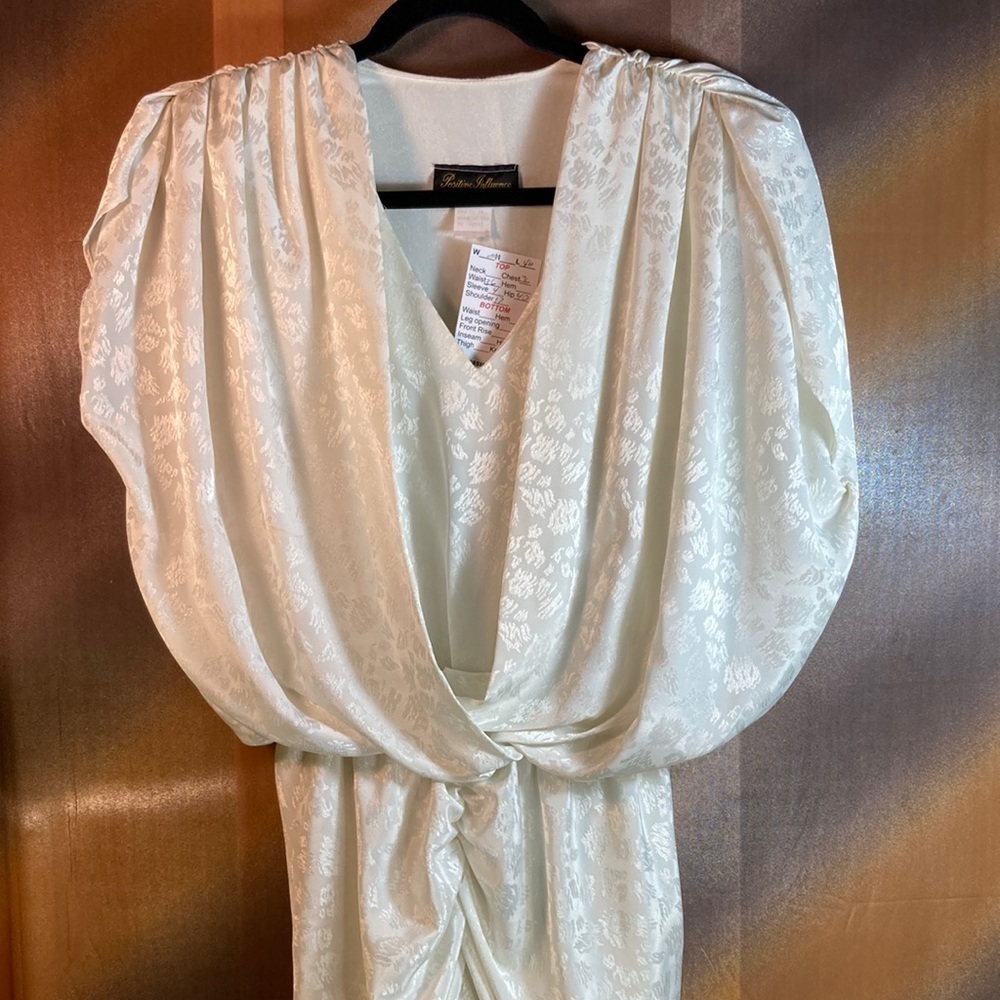 Vintage 80’s party dress. Off white size 9/10. Big shoulders! 36” bust. B2